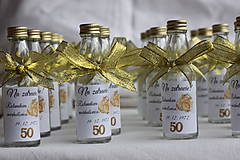 Darčeky pre svadobčanov - Dekorované fľaštičky na domácu pálenku Darčeky na 50 tku (zlatá mašľa) - 15240586_