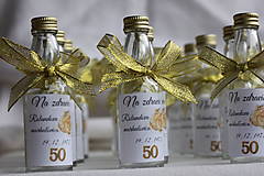 Darčeky pre svadobčanov - Dekorované fľaštičky na domácu pálenku Darčeky na 50 tku (zlatá mašľa) - 15240587_