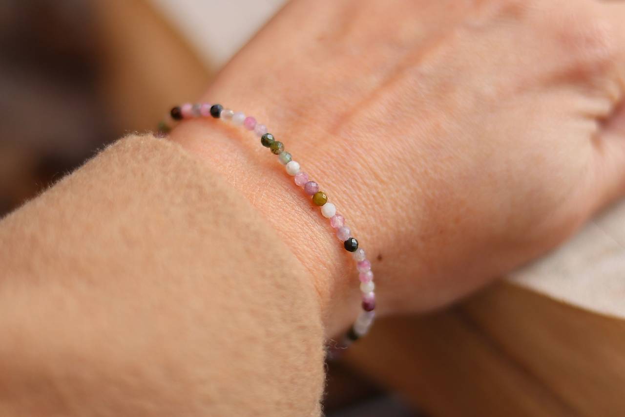 Tenký náramok z minerálu turmalín