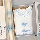 Detské oblečenie - Košieľka na krst k12 modrá v darčekovom balení a sviečka na krst strieborný krížik s modrou - 15240250_