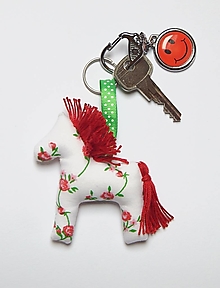 Kľúčenky - Prívesok na kľúče - koník, s ružičkami, červená hriva - 15243682_