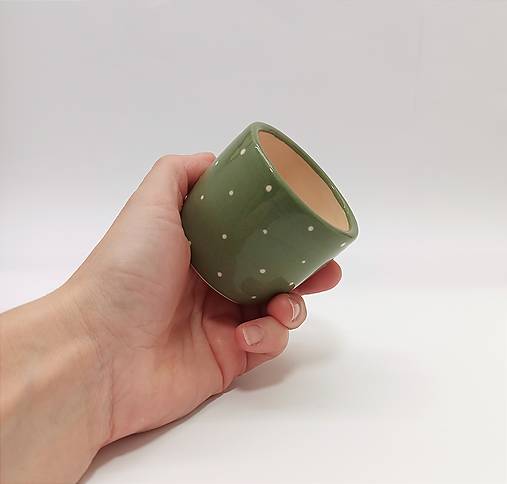 Šálka zelená s bodkami bez ucha