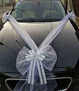 Dekorácie - výzdoba na auto bielo-strieborná s mašľami na kľučku auta - 15247733_