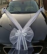 Dekorácie - výzdoba na auto bielo-strieborná s mašľami na kľučku auta - 15247734_