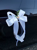 biela saténová mašľa na kľučku auta s krušpánom a dreveným srdiečkom
