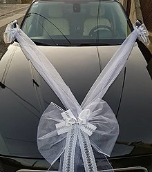 Svadobné pierka - výzdoba na auto bielo-strieborná s mašľami na kľučku auta - 15247726_