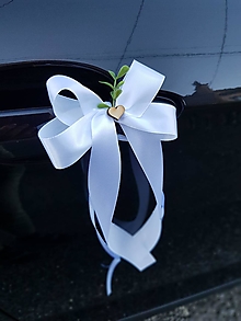 Dekorácie - biela saténová mašľa na kľučku auta s krušpánom a dreveným srdiečkom - 15247796_