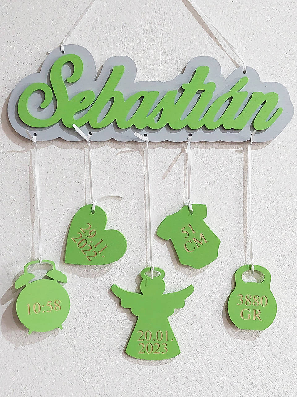 Drevené meno s pozadím a údajmi + anjelik