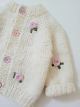 Detské oblečenie - Smotanový svetrík s ružičkami - 15251461_