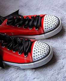 Ponožky, pančuchy, obuv - červené tenisky so stuhou a kamienkami - 15258255_
