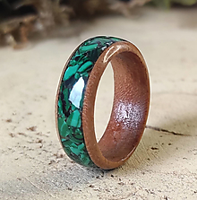 Prstene - Unisex prsteň z čerešňového dreva s malachitovými kameňmi - 15256781_