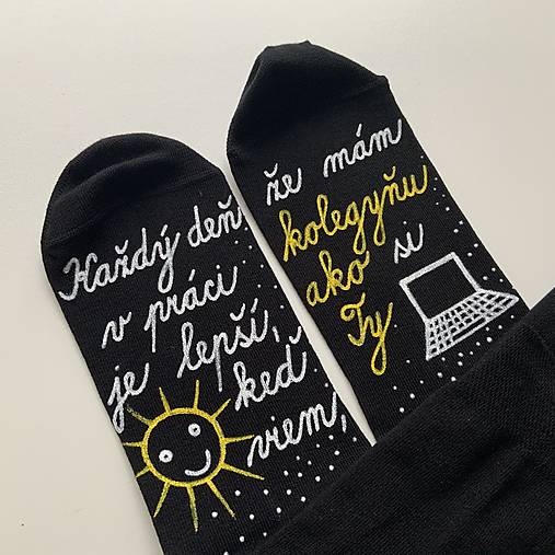 Maľované ponožky pre super KOLEGYŇU (čierne so slniečkom a počítačom))