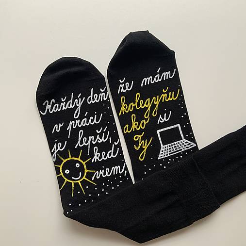 Maľované ponožky pre super KOLEGYŇU (čierne so slniečkom a počítačom))