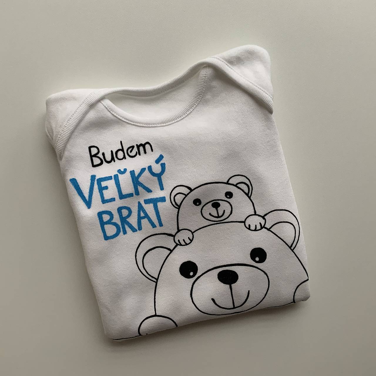 Maľované tričko s nápisom “Bude zo mňa veľký brat” ( (biele s macíkmi v modro čiernej kombinácii)