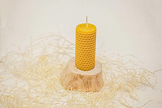 Sviečky - Sviečka z včelieho vosku v drevenom svietniku - 15259272_
