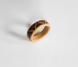Prstene - Drevený prsteň z vypálenými trojuholníkmi - 15258776_