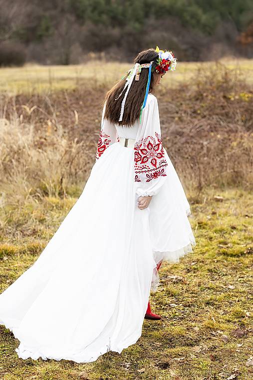 Ivory vyšívané šaty s vlečkou Očovianka