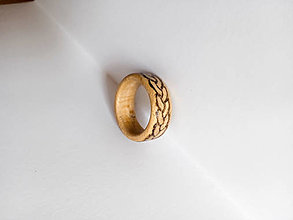 Prstene - Drevený prsteň zo severským ornamentom - 15260563_