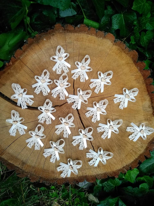 Svadobné pierka - Vintage pierko krémové s krajkou, saténovou stuhou a dreveným srdiečkom - 12212356_