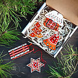 Dekorácie - Drevené vianočné ozdoby - Dedinka (5ks) (Červená, so zvončekom) - 15262915_