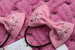 Ozdoby do vlasov - Vyšívané mašličky Ibištek ♡ (ružičky) - 15265022_