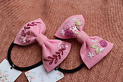Ozdoby do vlasov - Vyšívané mašličky Ibištek ♡ (ružičky) - 15265026_