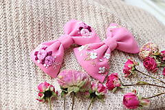Ozdoby do vlasov - Vyšívané mašličky Ibištek ♡ (ružičky) - 15265028_