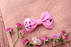 Ozdoby do vlasov - Vyšívané mašličky Ibištek ♡ (ružičky) - 15265032_