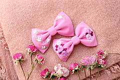 Ozdoby do vlasov - Vyšívané mašličky Ibištek ♡ (ružičky) - 15265042_