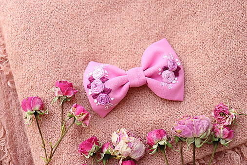 Ozdoby do vlasov - Vyšívané mašličky Ibištek ♡ (ružičky) - 15265032_