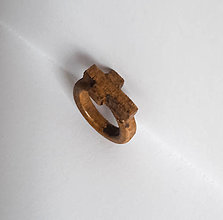 Prstene - Drevený prsteň z vybrúseným krížikom - 15265913_