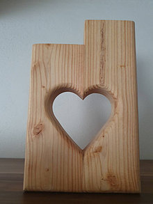 Dekorácie - Drevený svietnik v tvare srdca - 15271785_