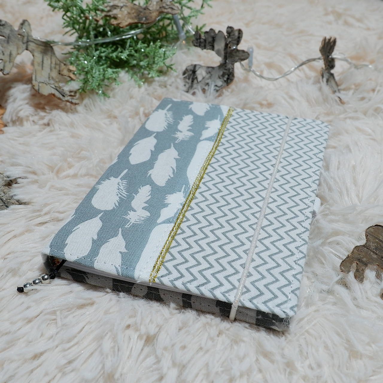 Diár  na rok 2026 TÝŽDENNÝ (A6 týždenný - Sivá pierka)