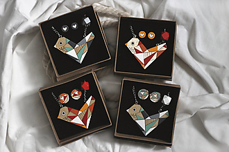 Sady šperkov - Drevený maľovaný prívesok ~ Vtáčik picaso + náušnice v darčekovej krabičke - 15275444_