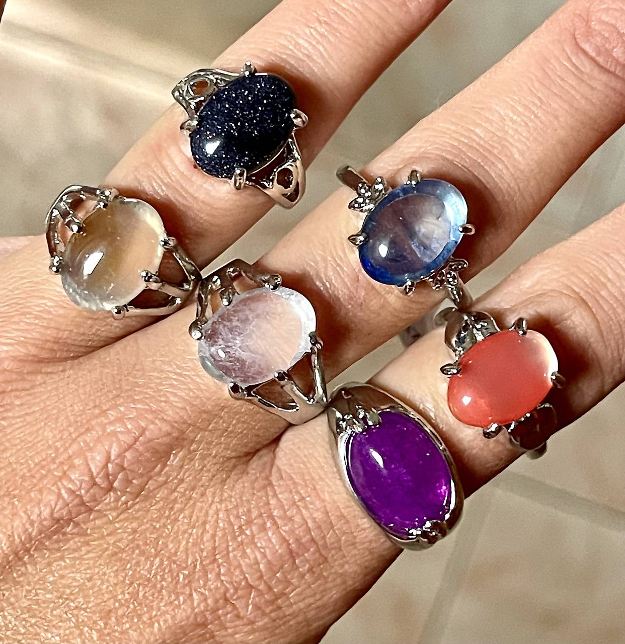 ZĽAVA 45% Elegant Gemstone Ring / Prsteň s minerálom (modrý slnečný kameň syntetický, veľ. 54/55)
