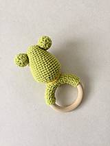 Hračky - Zelená žabka so žltou mašľou (Hrkálka) - 15279230_