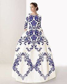 Šaty - FLORAL FOLK " Slovenská ornamentika ", spoločenské dlhé šaty (biela + modrý akvarel) - 15283358_