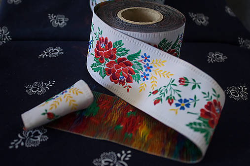 Galantéria - Krojová vyšívaná stuha biela – 5,5 cm - 15281940_