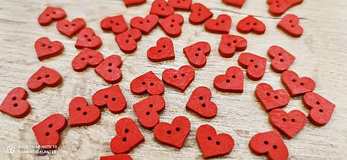 Galantéria - Drevený gombík srdiečko - 15 x 12 mm - červené - 15285145_