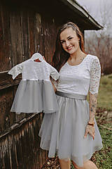 Šaty - Spoločenské šaty na dojčenie – MAMA A DCÉRA – bielo – sivé - 15284864_