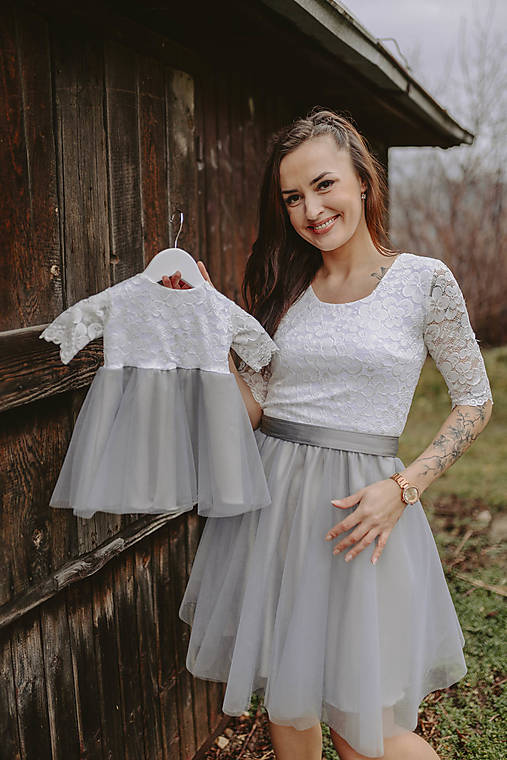 Spoločenské šaty na dojčenie – MAMA A DCÉRA – bielo – sivé