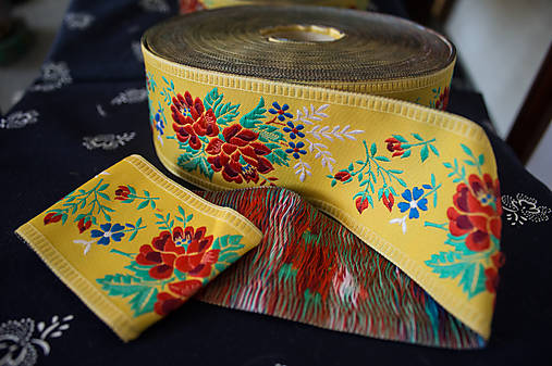 Galantéria - Krojová vyšívaná stuha žltá – 5,5 cm - 15283811_