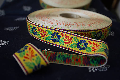 Galantéria - Vyšívaná krojová stuha žltá – 2,5 cm - 15283875_