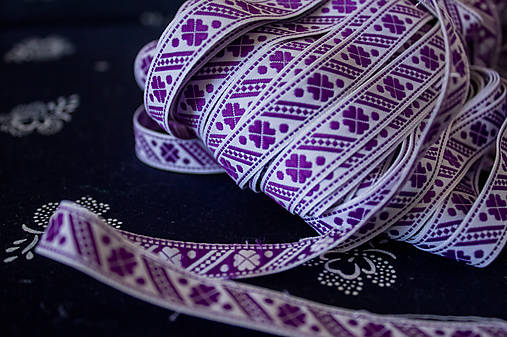 Galantéria - Krojová vyšívaná stuha fialová – 1,2 cm - 15285432_