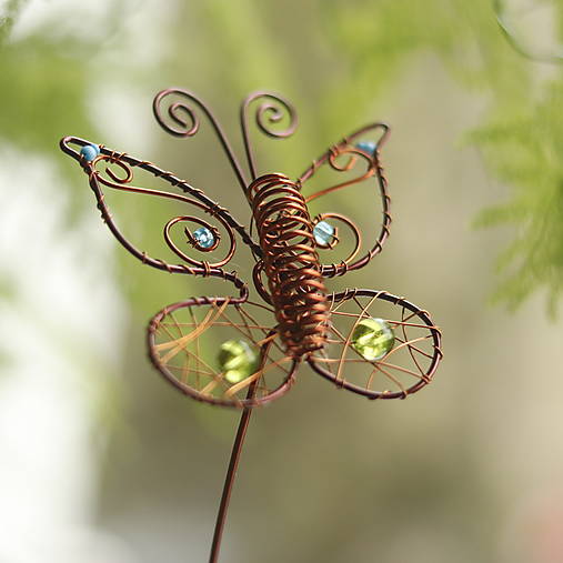 Dekorácie - motýľ letí- zápich medený - 15287689_