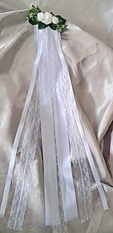 Biely svadobný kvetinový hrebeň s čipkou a stuhami