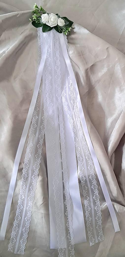 Biely svadobný kvetinový hrebeň s čipkou a stuhami