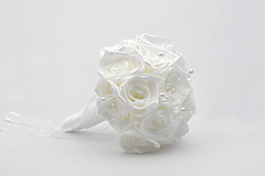 Saténová kytica svadobná biela ruže s perličkami