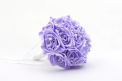 Saténová kytica svadobná svetlá fialová ruže s perličkami