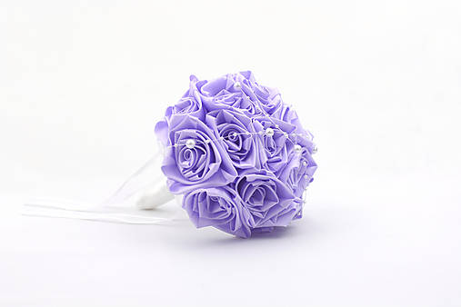 Saténová kytica svadobná svetlá fialová ruže s perličkami